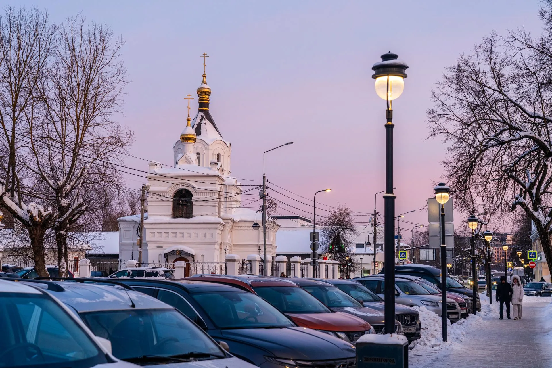 Протяженность муниципальных дорог округа составляет 951 километр, из них 376 — с асфальтовым покрытием. С начала марта зарегистрировали 480 ям, 324 уже устранили. На этой неделе в план работ включили 145 повреждений на 21 улице. Сотрудники коммунальных служб используют горячий и литой асфальт, а также холодные смеси. Все ремонты фиксируют в системе контроля и планирования работ с фото до и после. Задача — до 1 апреля привести покрытие в нормативное состояние